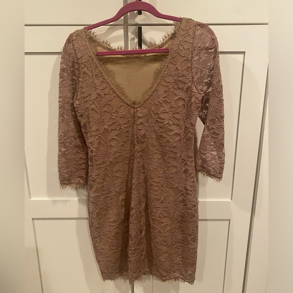 Lace bodycon knee length dress - Picture 2 of 3